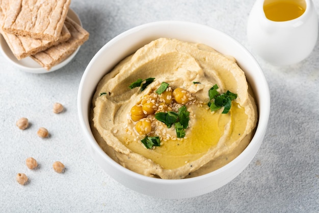 Homus com pão estaladiço Lanche saudável Comida vegetariana Homus de grão de bico