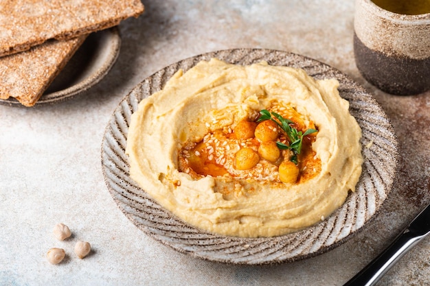 Homus com pão estaladiço lanche saudável comida vegetariana homus de grão de bico