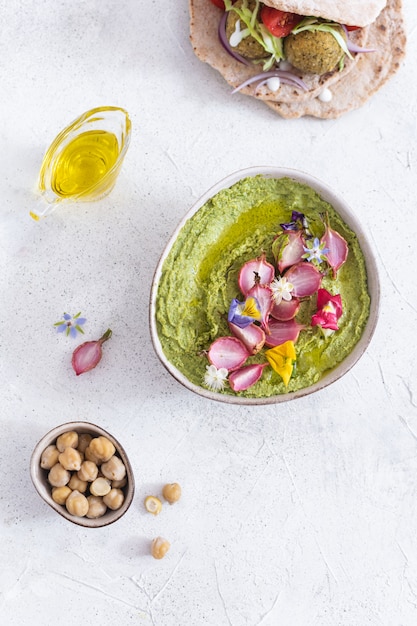 homus verde com rabanete cozido e flores comestíveis