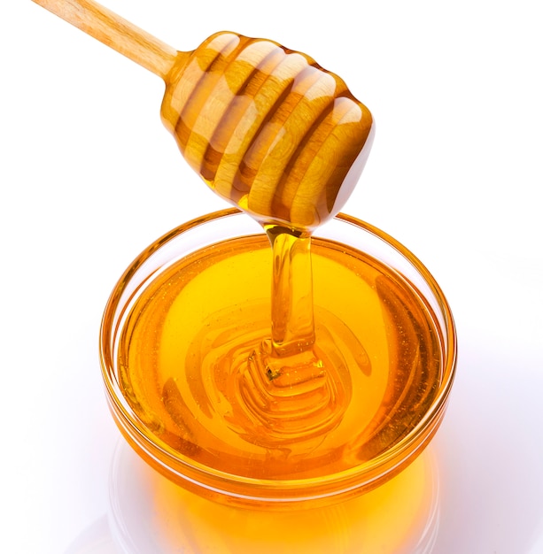 Honey Stick y tazón de verter miel aislado en blanco