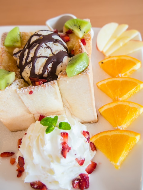 Honey Toast decorado con varias frutas en White Dish