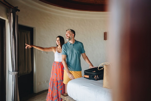 Foto honeymooners check-in para um quarto de hotel
