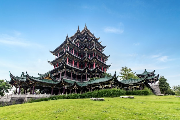 Hong en Temple, chinesischer klassischer Dachboden auf dem Gras