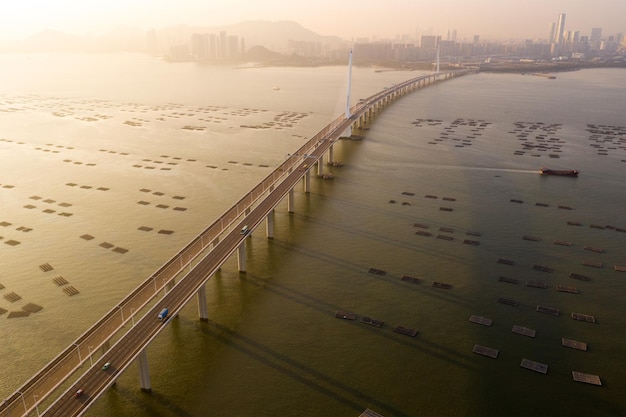 Hong Kong- 05 de novembro de 2018: Drone sobrevoa a ponte da baía de Shenzhen