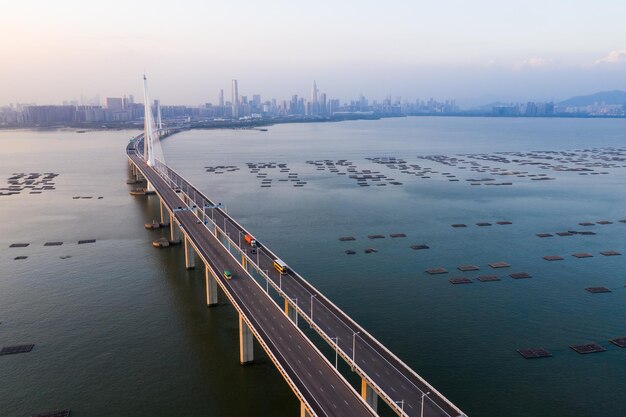 Hong Kong 05 de novembro de 2018: Drone sobrevoa a ponte da baía de Shenzhen