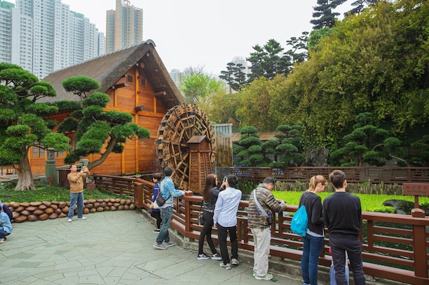 Hong Kong - 20 de marzo de 2016: Noria y jardín en Chi Lin Nunnery y Nan Lian Garden,