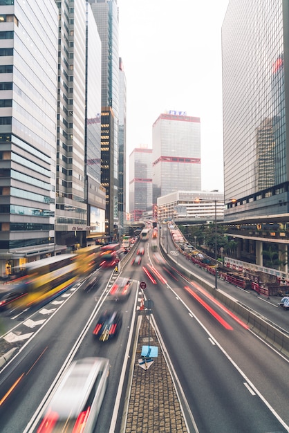 Hong Kong - 21 de fevereiro de 2019: Vista de tráfegos com escritórios e edifícios comerciais na área Central em Hong Kong.