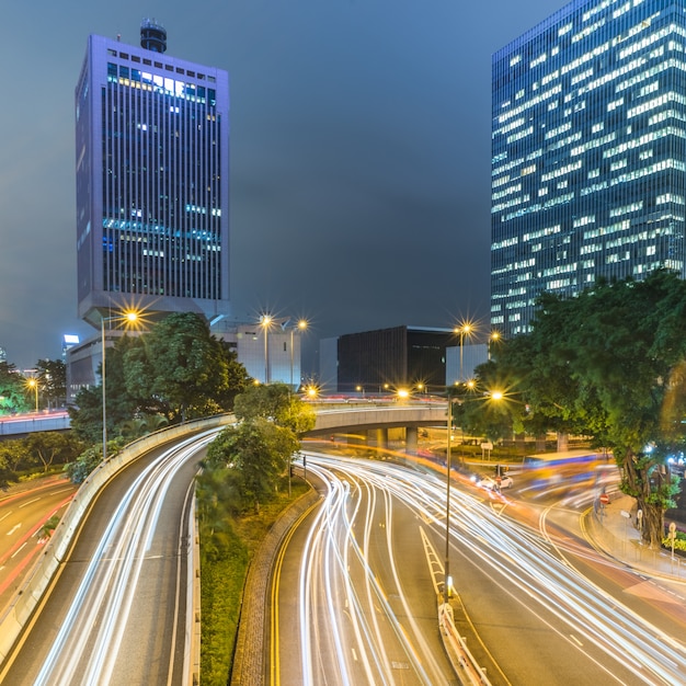 Hong Kong construcción urbana y vehículos de carretera, vista nocturna