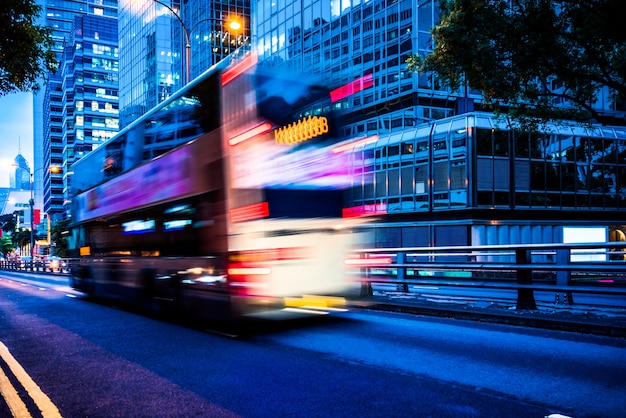 Hong Kong construcción urbana y vehículos de carretera, vista nocturna