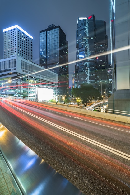 Hong Kong construcción urbana y vehículos de carretera, vista nocturna