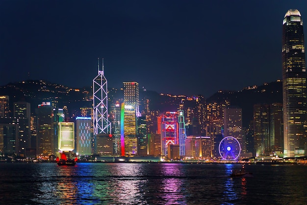 Hong Kong, Hong Kong - 6 de março de 2016: Skyline em Victoria Harbour, em Hong Kong. Vista de Kowloon na ilha de HK. À noite