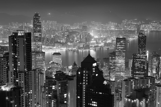 Hong Kong de noche en blanco y negro