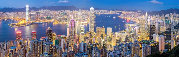 Hong kong skyline bei dämmerung panorama