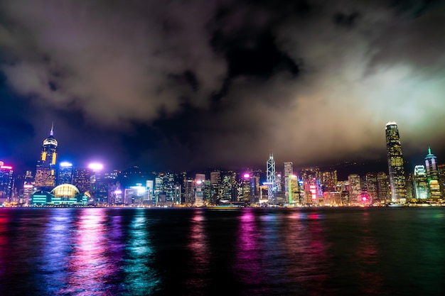 Hong Kong-Stadtskyline nachts und leuchten