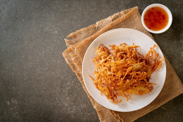 Hongo Enoki Frito o Hongo Aguja Dorada - estilo de comida vegana y vegetariana