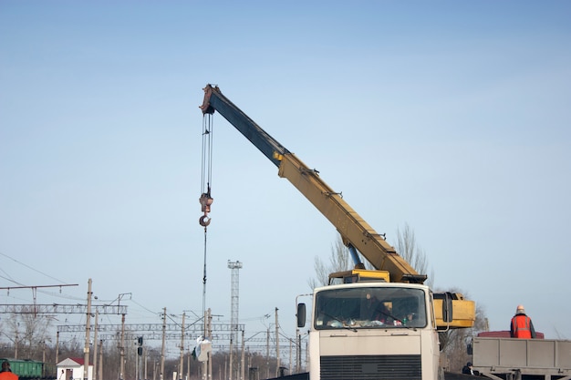 Foto el hongo en un lugar de trabajo. crane funciona.