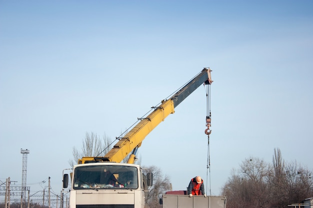 El hongo en un lugar de trabajo. Crane funciona.