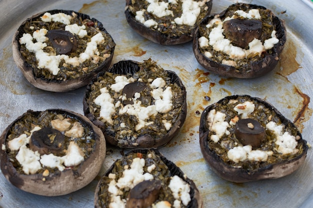 Hongo Portobello preparado con especias y queso listo para comer