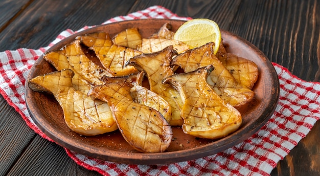 Hongos ostra fritos en el plato para servir: vista superior