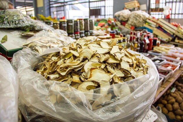 Foto los hongos secos se venden en el mercado.