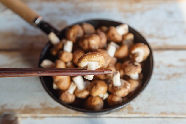 Hongos shiitake frescos en una sartén para cocinar