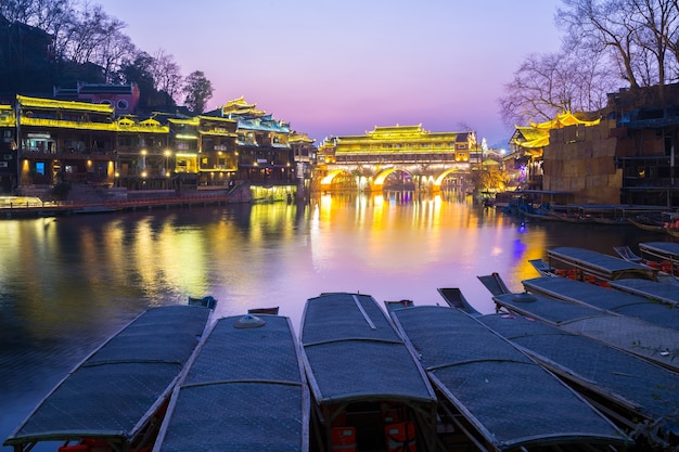 Hongqiao puente Fenghuang crepúsculo China