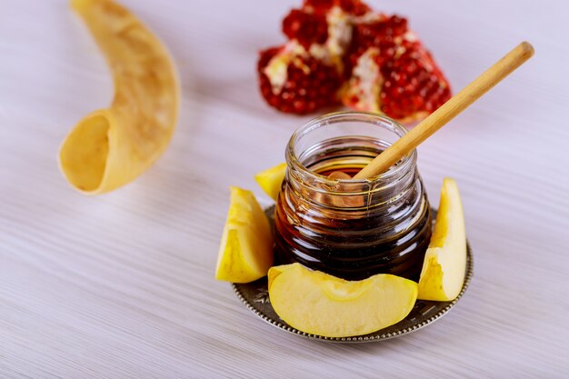 Honig, Apfel und Granatapfel für jüdischen Feiertag der traditionellen Feiertagssymbole rosh hashanah