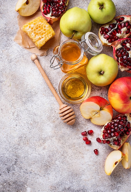 Honig, Apfel und Granatapfel für Rosh Hashana