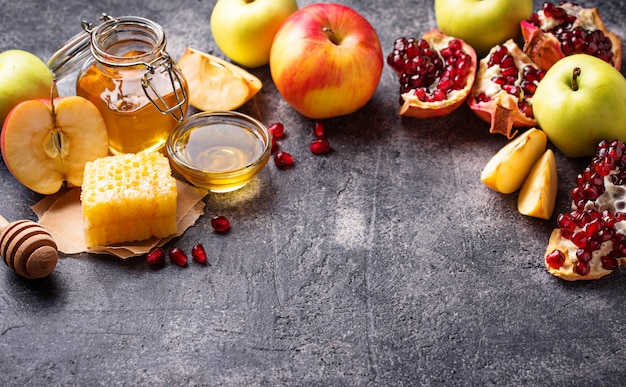 Honig, Apfel und Granatapfel für Rosh Hashana