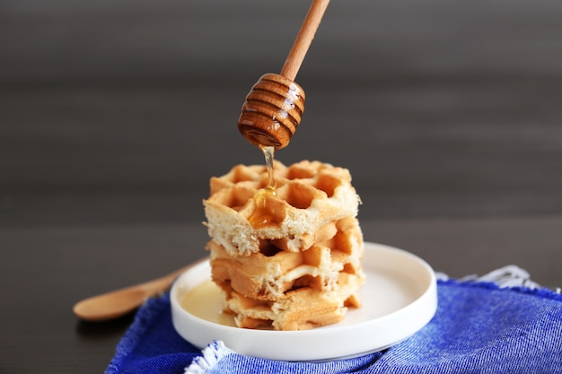 Honig auf Waffeln gießen