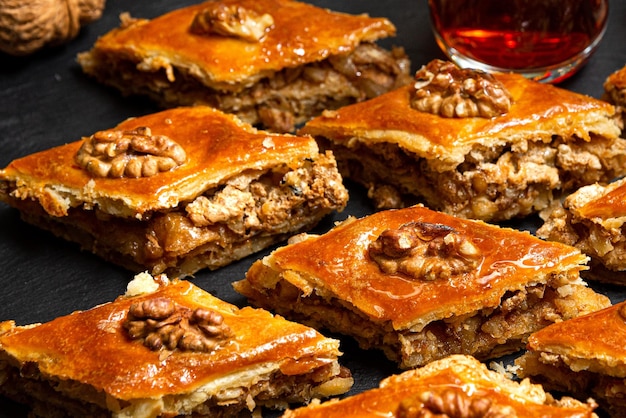 Honig-Baklava mit Walnüssen auf schwarzem Schiefer - türkischer Nachtisch