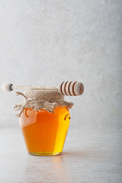 Honig Hintergrund. Süßer Honig im Glas.