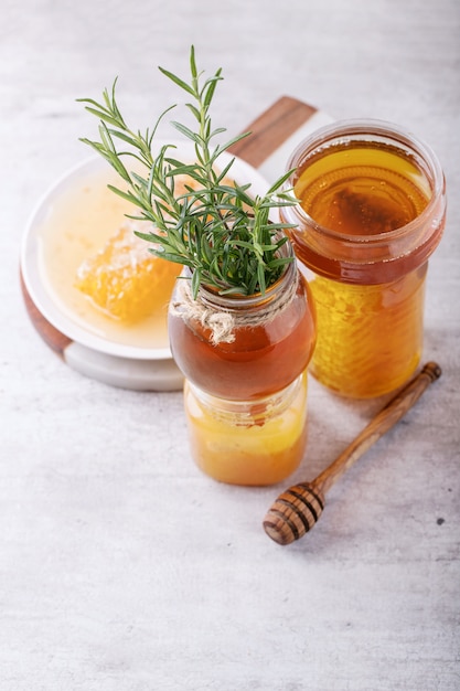 Honig im Glas mit Bienenwabe