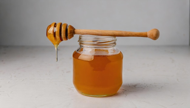 Honig in einem Glaskrug mit einem Holzlöffel