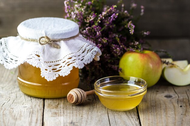 Honig mit Lavendel und Apfel