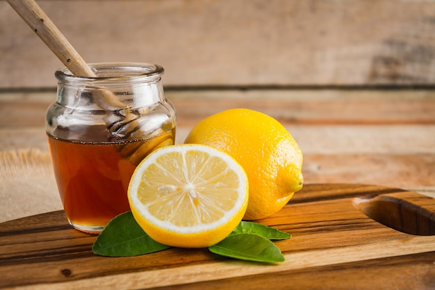 Honig mit Zitrone auf Holztisch Gesunde Ernährung