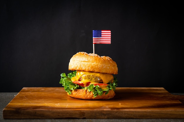 Honig-Senf-Burger Schweinefleisch mit Käse und Honig-Senf-Sauce-Burger