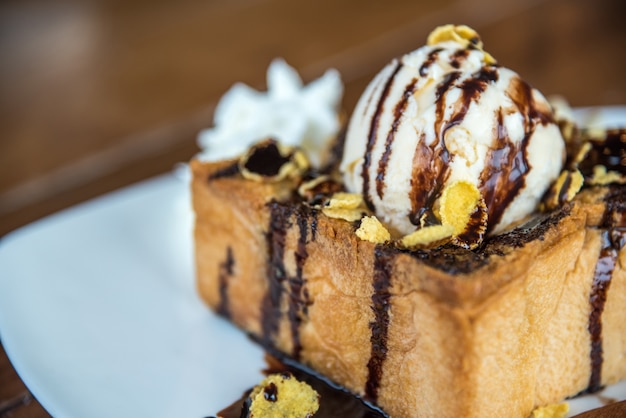 Honig Toast mit Eis und Obst mit Schokoladensirup und Honig gekrönt