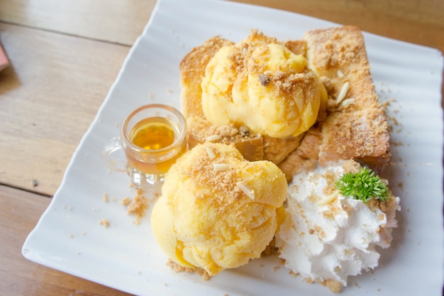 Honig Toast und Eis auf Holztisch Holztisch