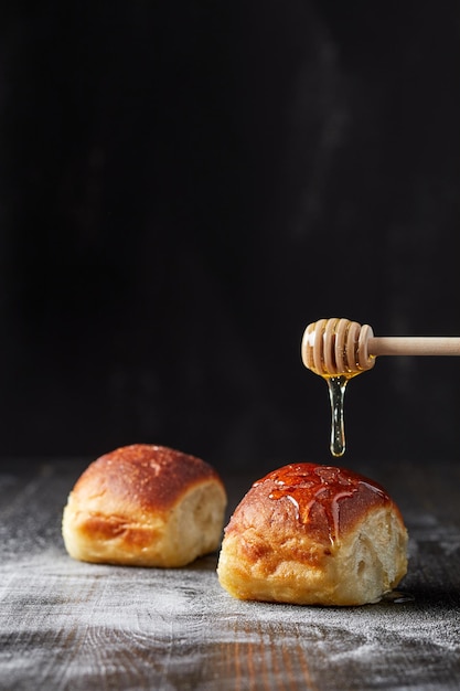 Honig und Brot auf schwarzem Hintergrund