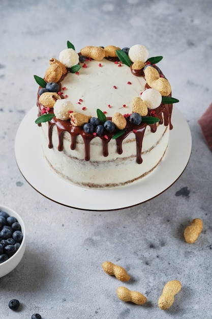 Honigbiskuitkuchen mit gesalzenem Karamell und Erdnusskuchen mit Frischkäsecreme und Erdnussbutter