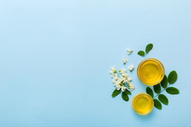 Honigglas mit Akazienblüten und Blättern frischer Honig Draufsicht flach gelegt