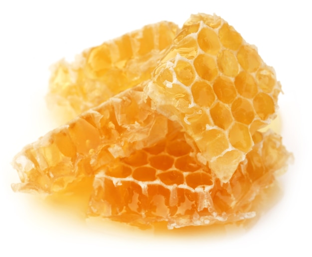 Honigkamm mit frischem Honig auf weißem Hintergrund