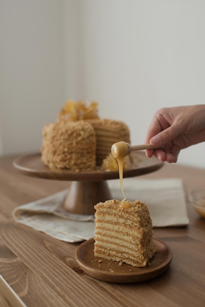 Honigkuchen auf einem Holzständer