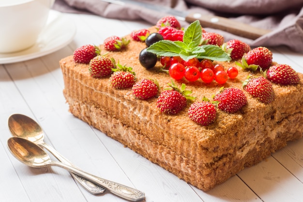 Honigkuchen mit Erdbeeren, Minze und Johannisbeeren