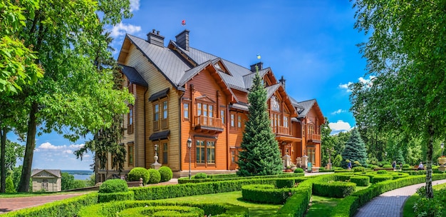 Honka oder das Hauptholzhaus in der Mezhyhirya Residence, Kiew, Ukraine, an einem sonnigen Sommertag