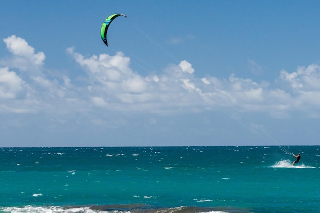 HONOLULU, EE.UU. - 14 DE AGOSTO DE 2014 - Gente divirtiéndose en la playa de hawaii con kitesurf