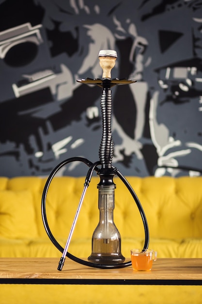 Hookah en el agua se encuentra en la mesa de madera Shisha Concept