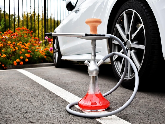 Hookah en el fondo de la máquina con líquido en un matraz