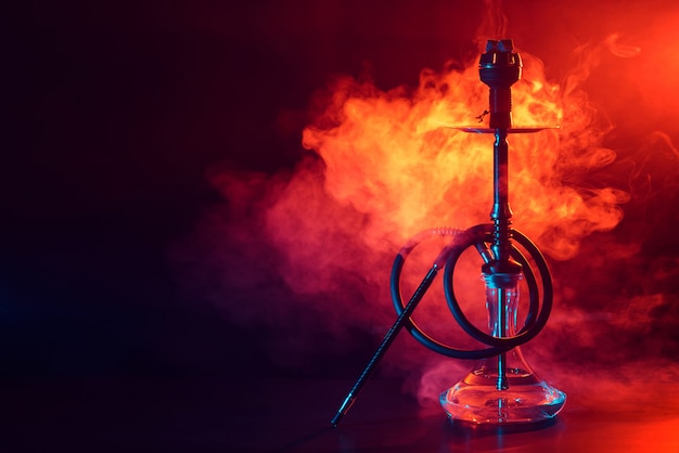 Foto hookah shisha com frasco de vidro e tigela de metal com fumaça colorida